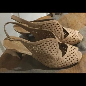 Clarks Artisan “Wessex Shay” Slingback in Excellent Condition ‼️